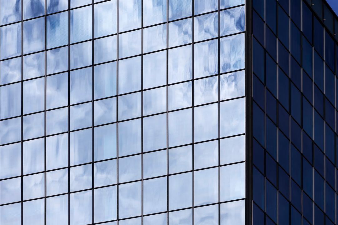 Edificio de vidrio que refleja el cielo