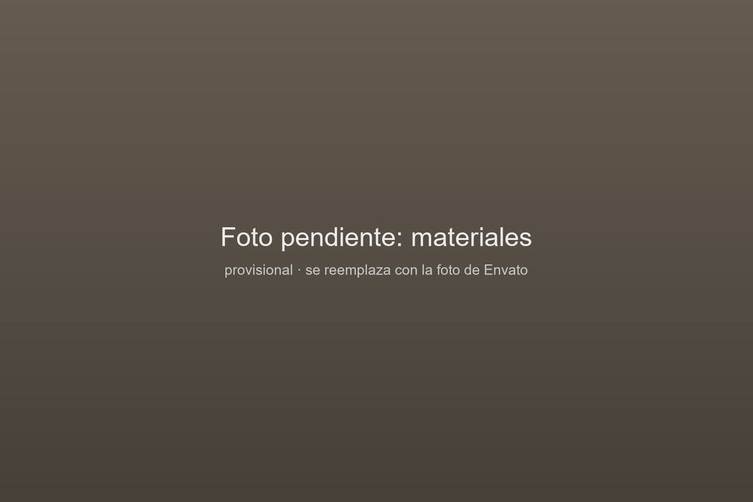 Muestras de materiales y acabados sobre una mesa de trabajo