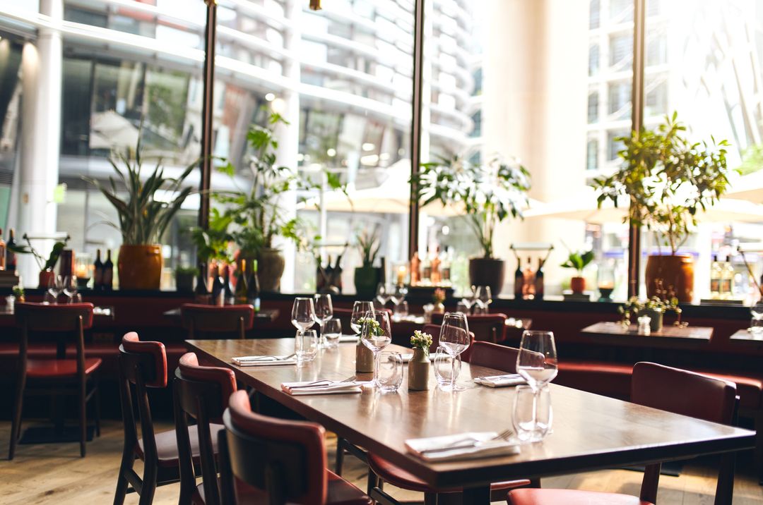 Comedor del restaurante con mesas puestas e iluminación cálida
