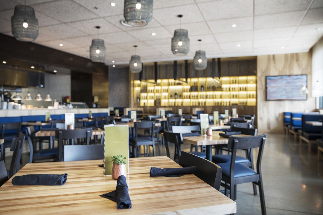 Segundo comedor con mesas de madera